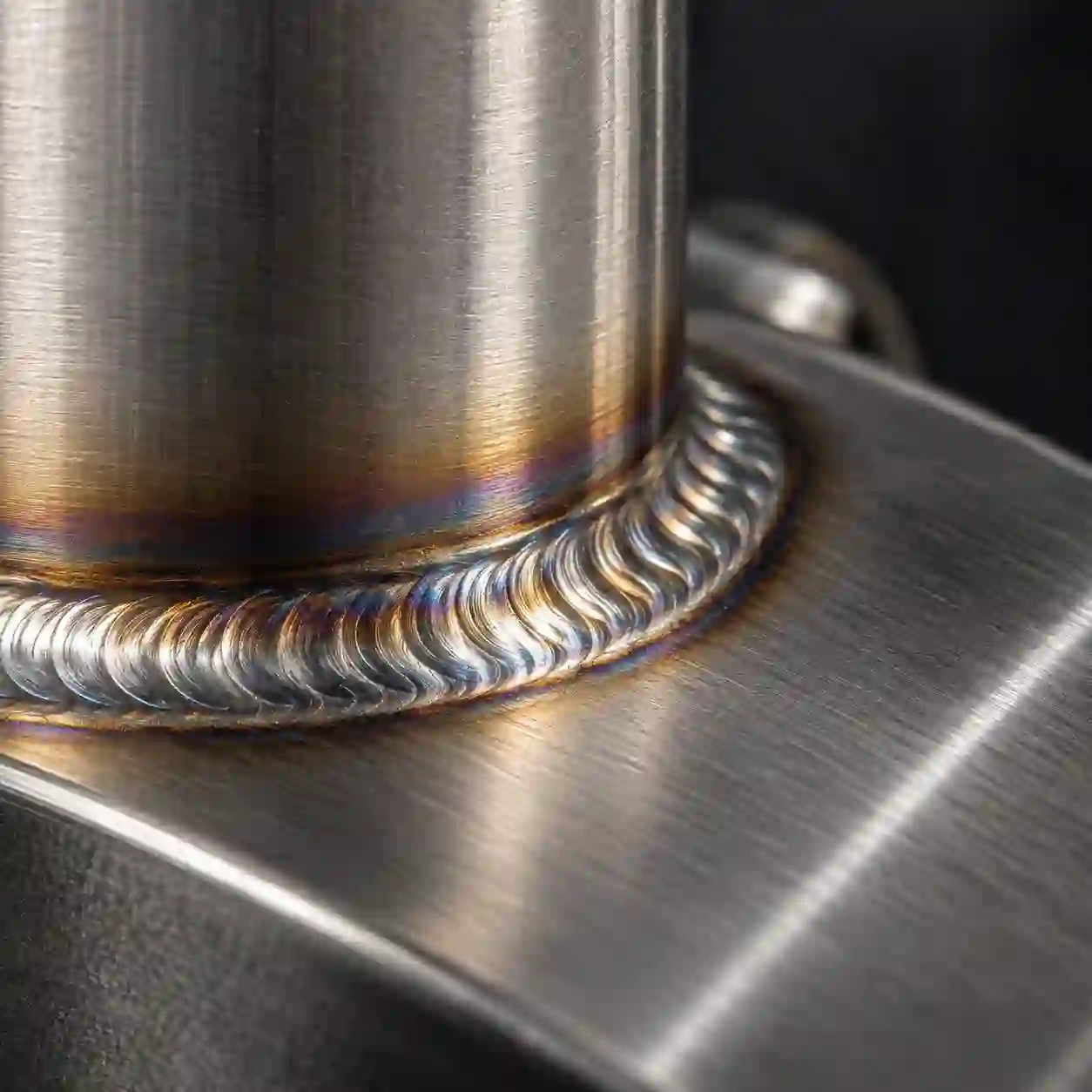 Detalhe macro de cordão de solda em aço inox, acabamento de precisão Frigomat