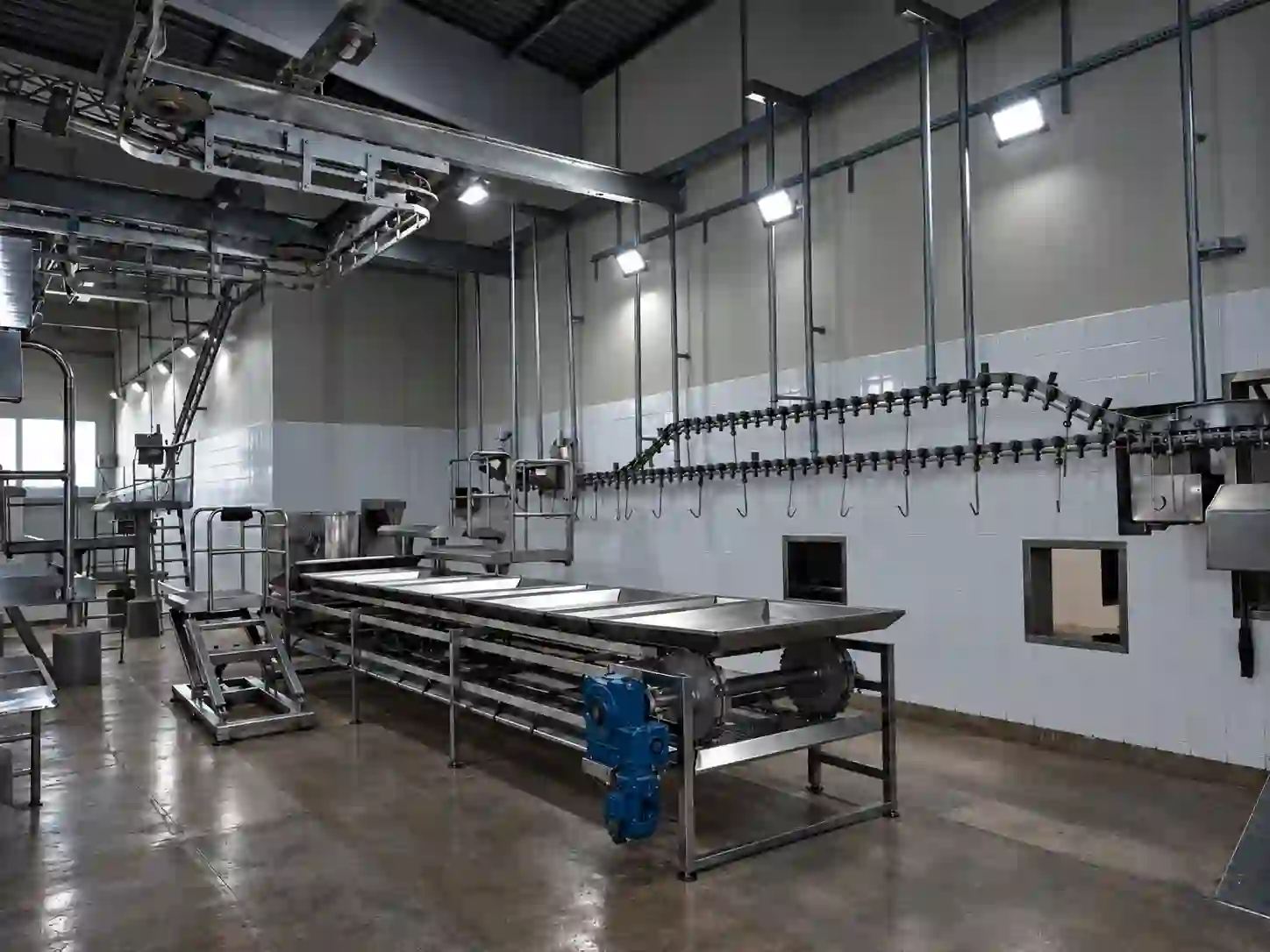 Linha de trilhagem em aço inox em ambiente frigorífico revestido de azulejo, fabricação Frigomat