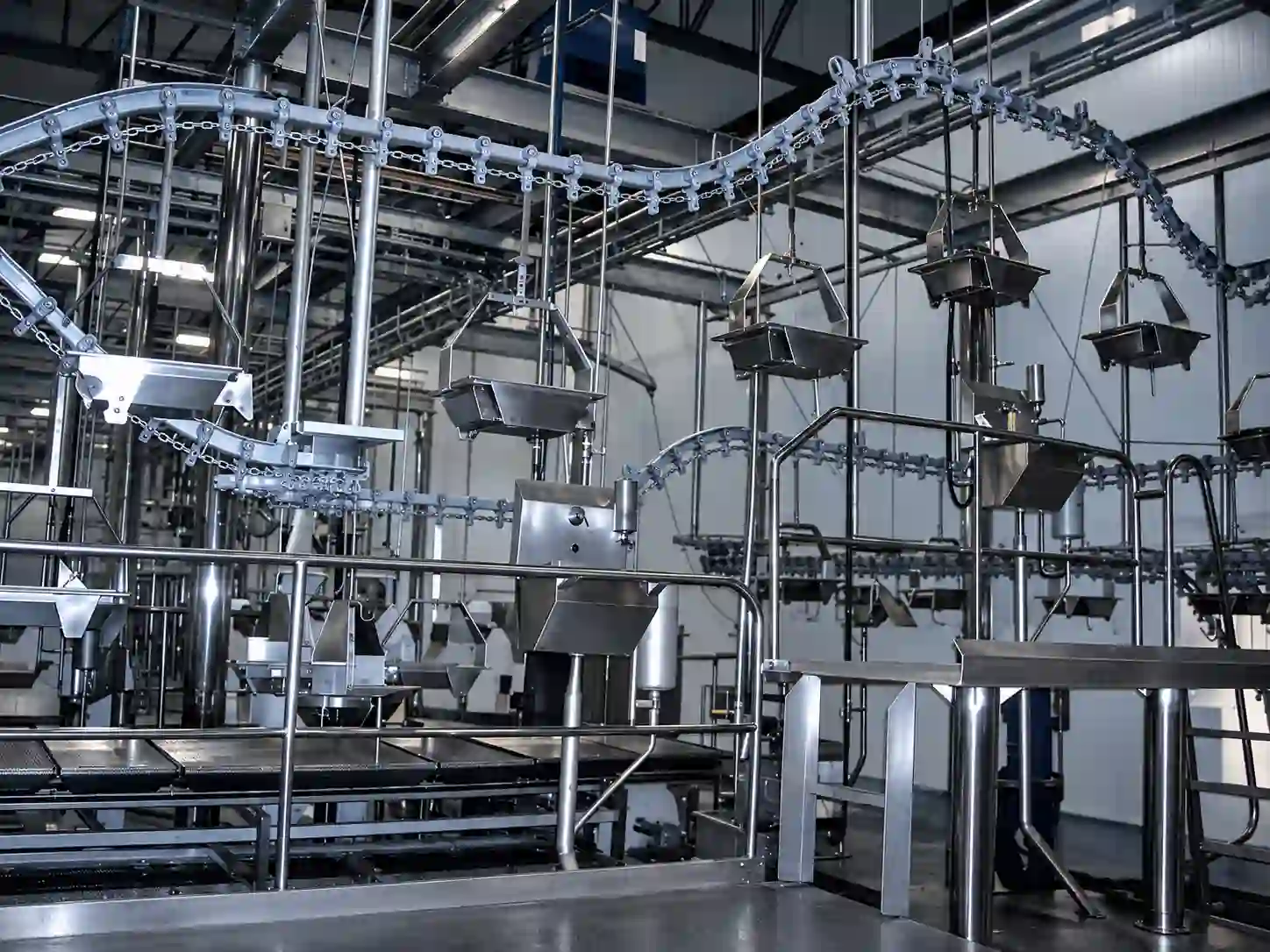 Sistema de trilhagem aérea com bandejas suspensas para equipamentos industriais Frigomat